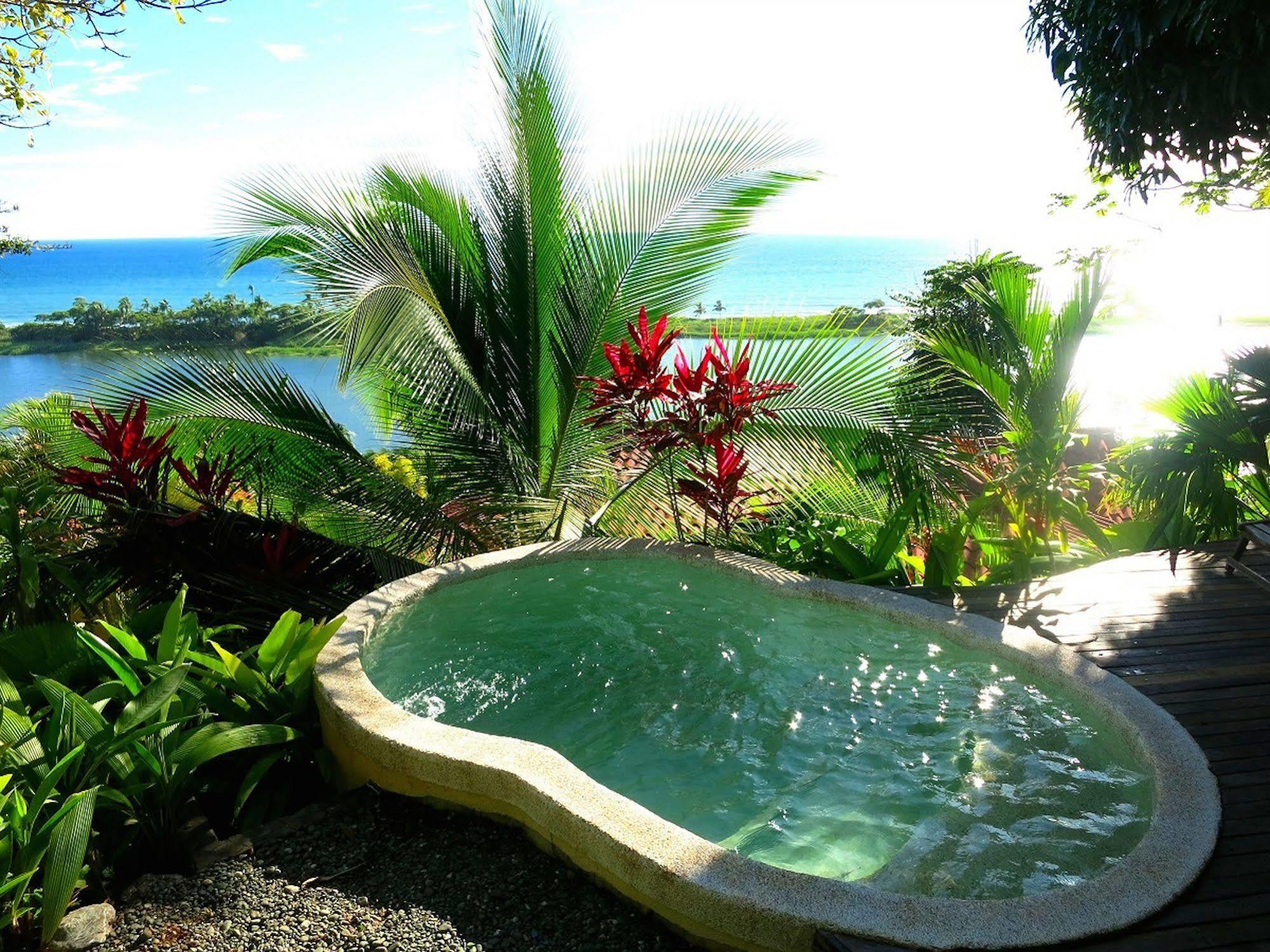 Lagunavista Villas Carate 外观 照片
